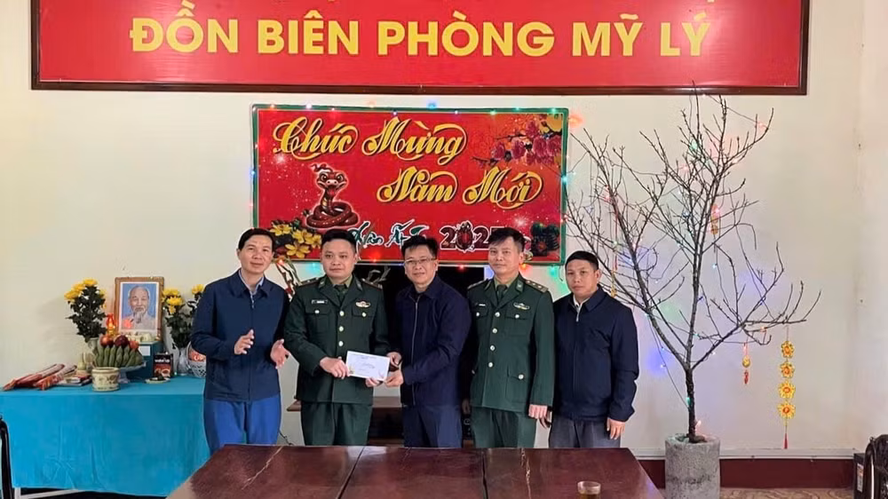 Đảng ủy, chính quyền xã Mỹ Lý và xã Bắc Lý (huyện Kỳ Sơn) thăm, chúc tết cán bộ, chiến sĩ Đồn Biên phòng Mỹ Lý.