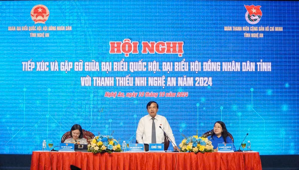 Đại biểu Quốc hội, Đại biểu Hội đồng nhân dân tỉnh Nghệ An trao đổi ý kiến, giải đáp những thắc mắc của các đại diện thanh thiếu nhi tỉnh nhà.
