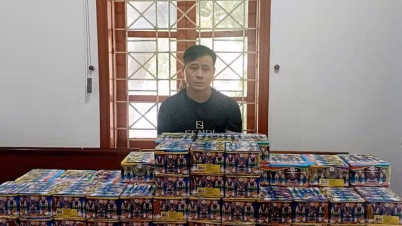 Đối tượng Trần Duy Khánh cùng tang vật bị bắt giữ. (Ảnh: Công an Nghệ An cung cấp)