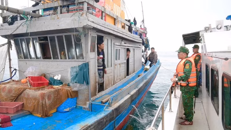 Đoàn công tác Bộ đội Biên phòng tỉnh Nghệ An tuyên truyền cho ngư dân thực hiện đúng quy định khi khai thác hải sản trên biển.