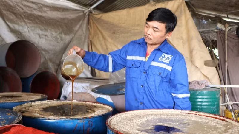 Từ lâu, mật mía làng Găng đã nức tiếng xa gần bởi sự thơm ngon, sánh mịn. Từ lâu, mật mía làng Găng đã nức tiếng xa gần bởi sự thơm ngon, sánh mịn.