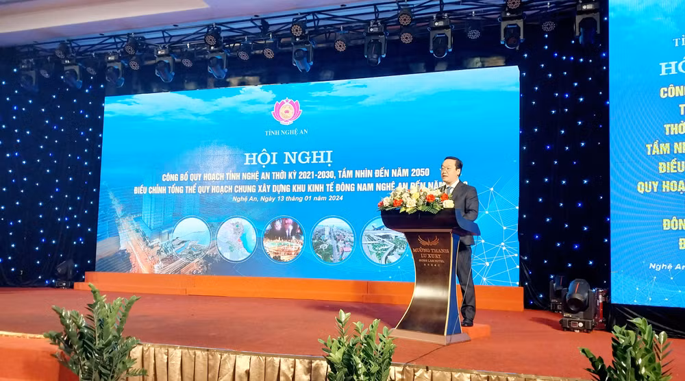 Chủ tịch Ủy ban nhân dân tỉnh Nghệ An Nguyễn Đức Trung phát biểu tại Hội nghị.