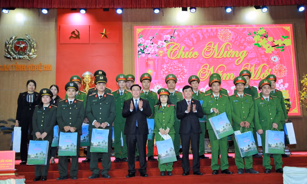 Chủ tịch Quốc hội Vương Đình Huệ và Bí thư Tỉnh ủy Nghệ An Thái Thanh Quý trao 20 suất quà cho cán bộ, chiến sĩ có hoàn cảnh khó khăn.