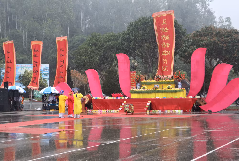 Lễ dâng hương tưởng niệm Vua Mai ở khu Lăng miếu Vua Mai.