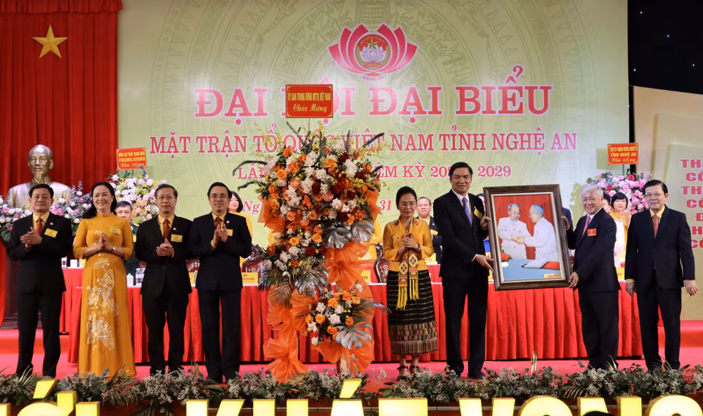 Đồng chí Đỗ Văn Chiến, Ủy viên Bộ Chính trị, Bí thư Trung ương Đảng, Chủ tịch Ủy ban Trung ương Mặt trận Tổ quốc Việt Nam tặng ảnh và hoa chúc mừng Đại hội.