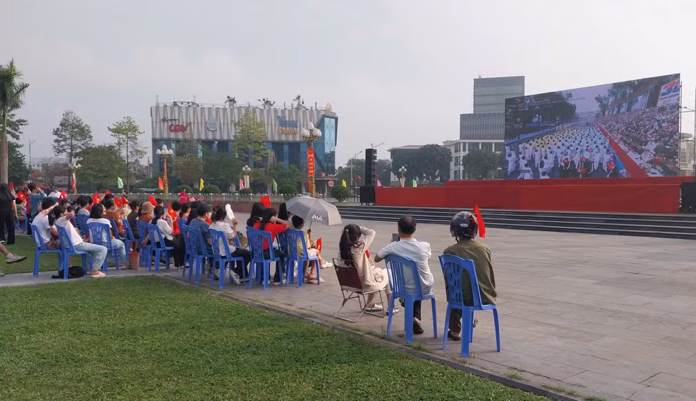 Người dân tập trung theo dõi Lễ kỷ niệm qua màn hình led cỡ lớn được bố trí ngay trong khuôn viên Quảng trường.