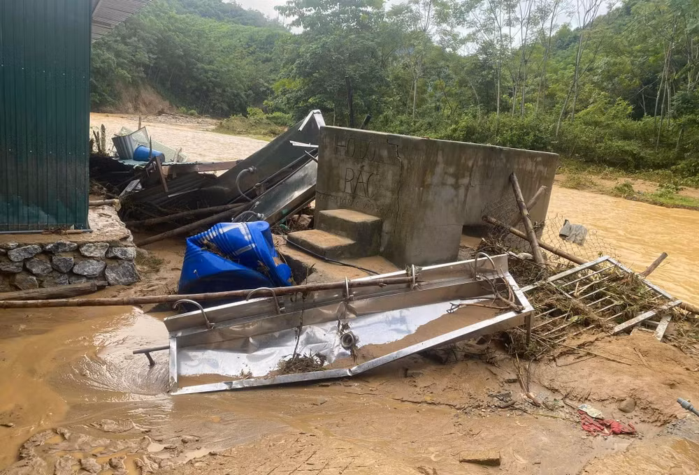 Lũ ống, lũ quét gây thiệt hại nghiêm trọng nhà cửa, tài sản của người dân xã Lượng Minh.