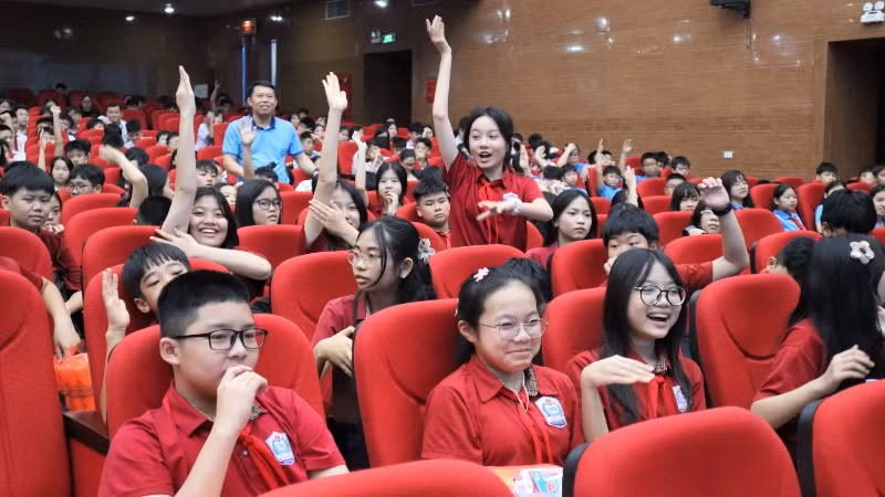 Các em học sinh hào hứng tham gia trả lời các câu hỏi về kiến thức, kỹ năng phòng, chống đuối nước.