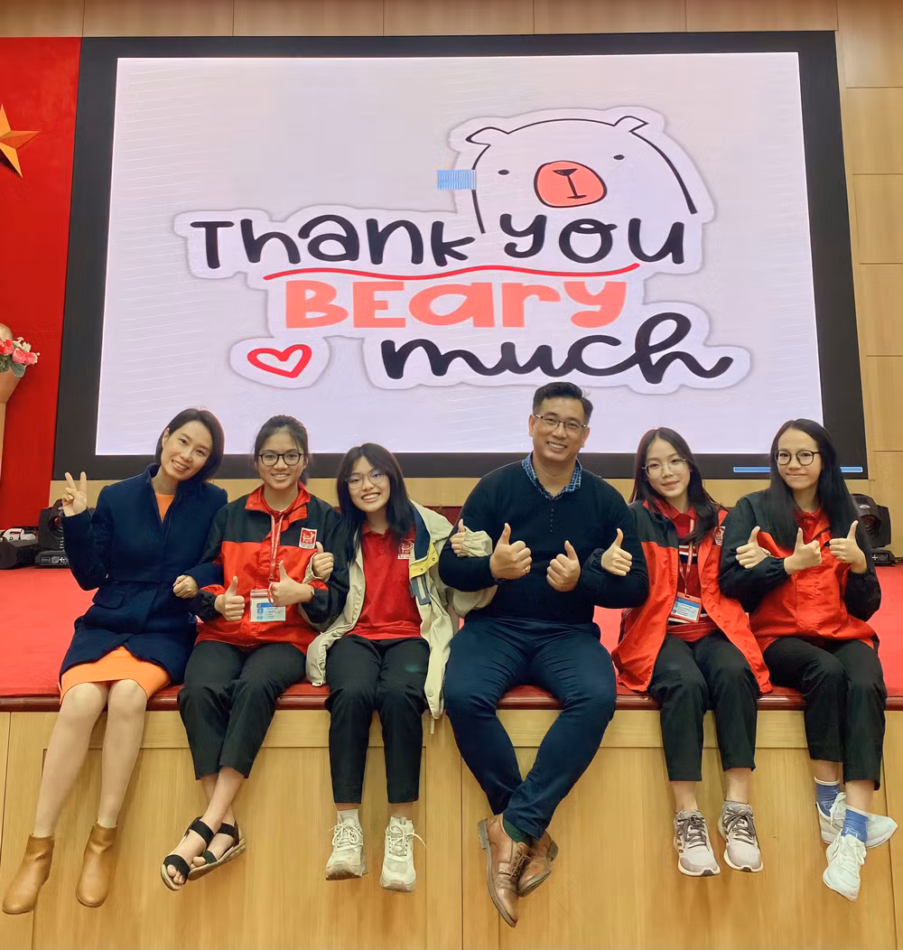 Tác giả (thứ ba, phải sang) cùng một số học sinh xuất sắc của Trường THPT Chuyên Khoa học Xã hội và Nhân văn trong chương trình đào tạo "Thủ lĩnh truyền thông Trẻ".