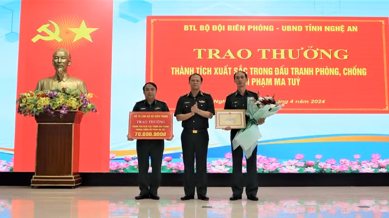 Trung tướng Nguyễn Anh Tuấn, Bí thư Đảng ủy, Chính ủy Bộ đội Biên phòng tặng bằng khen và phần thưởng của Bộ Tư lệnh Bộ đội Biên phòng cho lực lượng Bộ đội Biên phòng tỉnh Nghệ An.