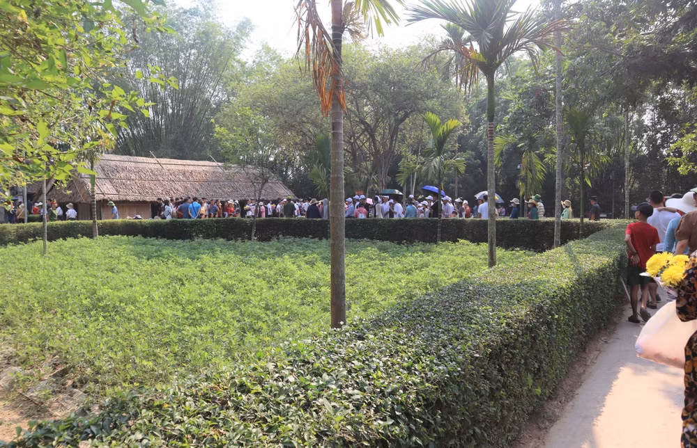 Dòng người nối liền nhau ngay từ sáng sớm. Dòng người nối liền nhau ngay từ sáng sớm.