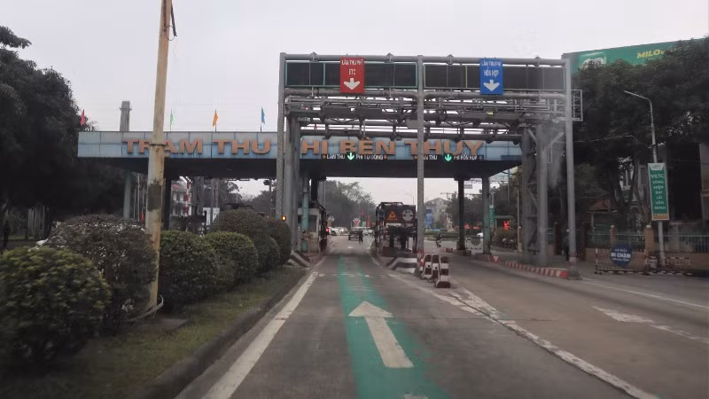 Cầu Bến Thủy 1 bắc qua sông Lam, nối Quốc lộ 1A qua thành phố Vinh (tỉnh Nghệ An) và huyện Nghi Xuân (tỉnh Hà Tĩnh). (Trong ảnh: Trạm thu phí BOT Bến Thủy 1)