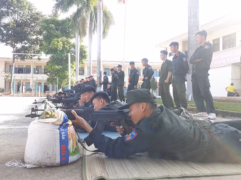 Dày công luyện rèn để trở thành xạ thủ giỏi. Ảnh: VĂN HỌC