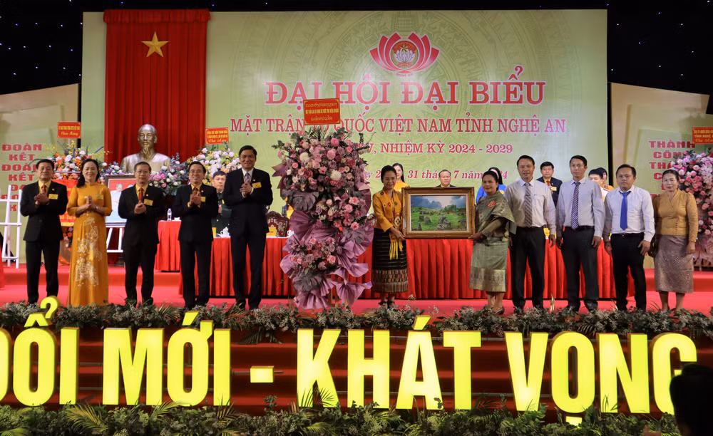 Đồng chí Bua sỷ Na Thả Vông, Ủy viên Ban Thường vụ Tỉnh ủy, Chủ tịch Mặt trận Lào xây dựng đất nước tỉnh Xiêng Khoảng (Lào) và đoàn đại biểu tặng hoa chúc mừng Đại hội.