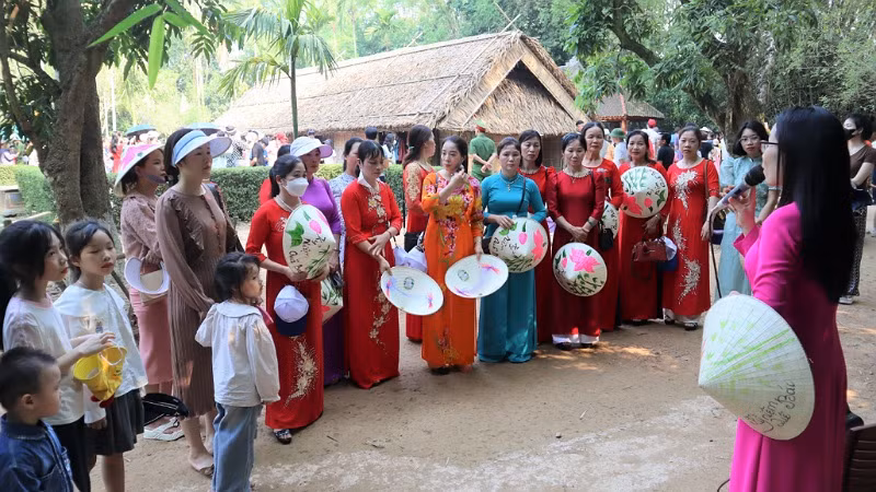 Về Kim Liên, du khách sẽ được nghe những câu chuyện xúc động về Bác và gia đình từ các thuyết minh viên, hiểu rõ hơn về nơi Người đã được sinh ra và lớn lên.
