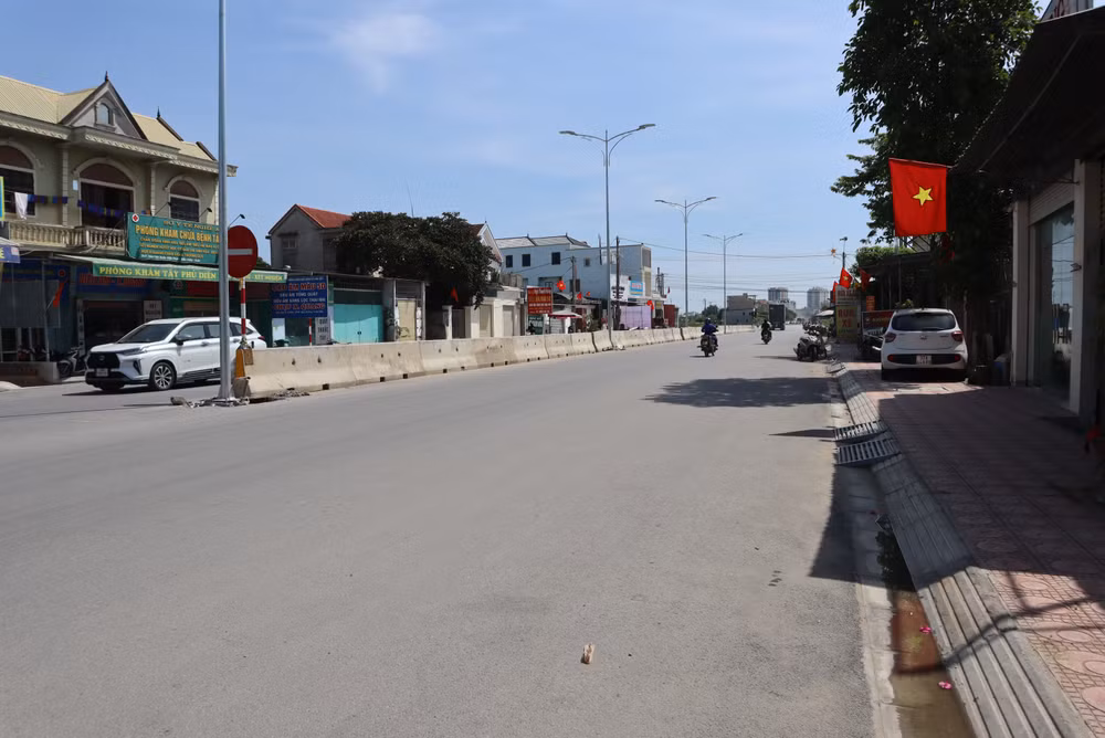 Quốc lộ 7, đoạn qua xóm Yên Xuân, xã Diễn Phúc, huyện Diễn Châu đã hoàn thành giúp phương tiện giao thông lưu thông thuận tiện, an toàn.