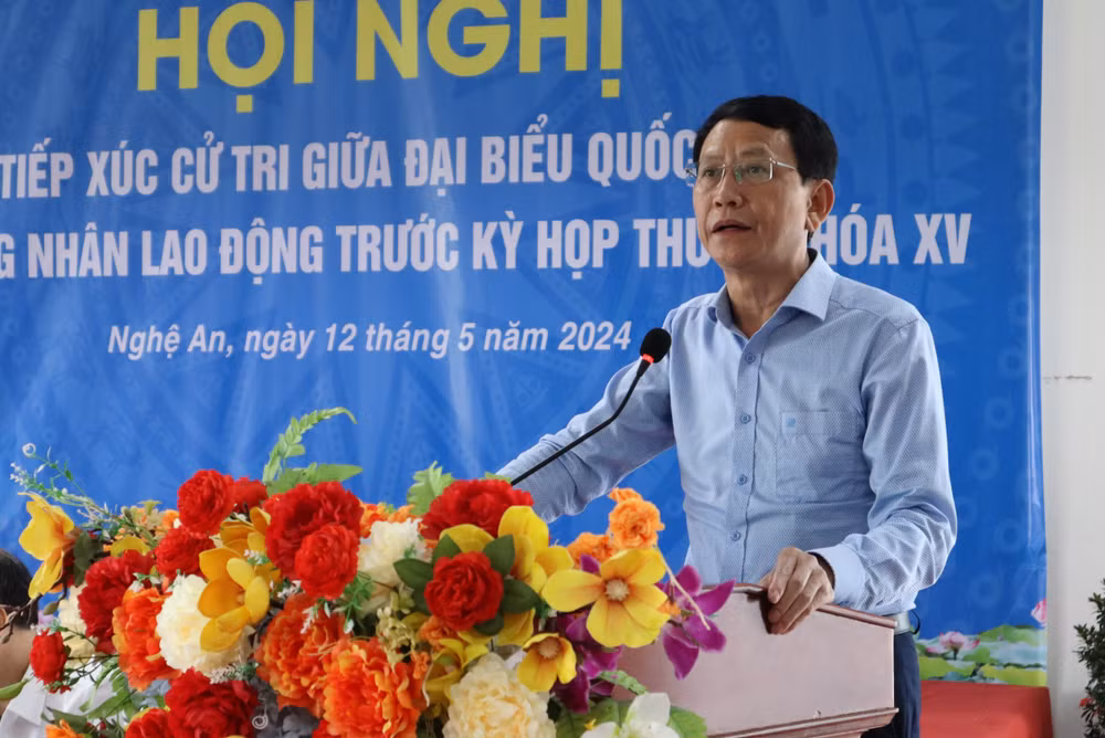 Phó Giám đốc Sở Lao động, Thương binh và Xã hội tỉnh Nghệ An Vi Ngọc Quỳnh trả lời một số thắc mắc của công nhân, lao động.