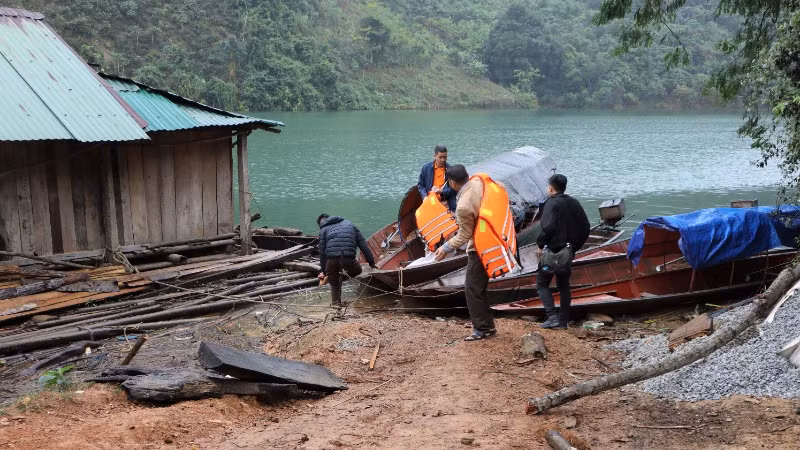 Từ trung tâm xã Lượng Minh, muốn vào bản Cà Moong và bản Xốp Cháo phải di chuyển bằng thuyền gần cả tiếng đồng hồ.