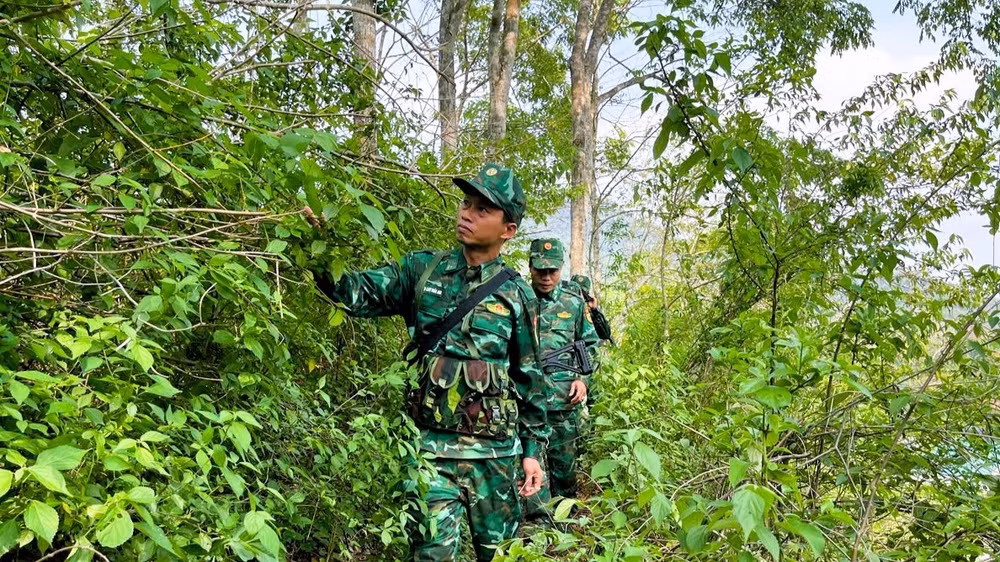 Hoạt động tuần tra được thực hiện trong điều kiện thời tiết nắng nóng, địa hình hiểm trở. Hoạt động tuần tra được thực hiện trong điều kiện thời tiết nắng nóng, địa hình hiểm trở.