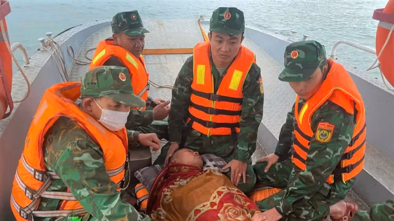 Anh Trần Văn Hữu được một tàu cá Hà Tĩnh phát hiện và vớt lên trong tình trạng sức khỏe rất yếu.