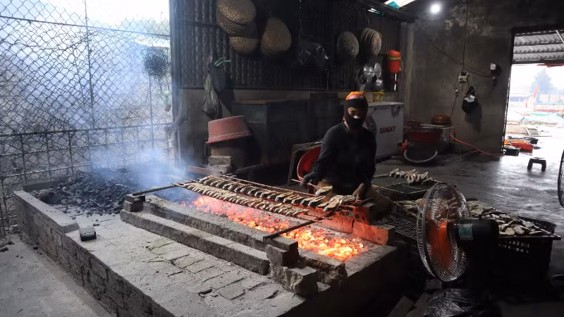 Từ sáng sớm, các mẹ, các chị đã tất bật bên những bếp than hồng. 