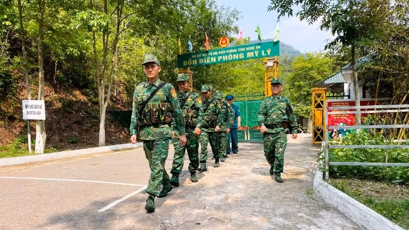 Đội hình tuần tra Đồn Biên phòng Mỹ Lý cùng lực lượng công an, dân quân địa phương xuất phát tuần tra, kiểm soát khu vực biên giới.