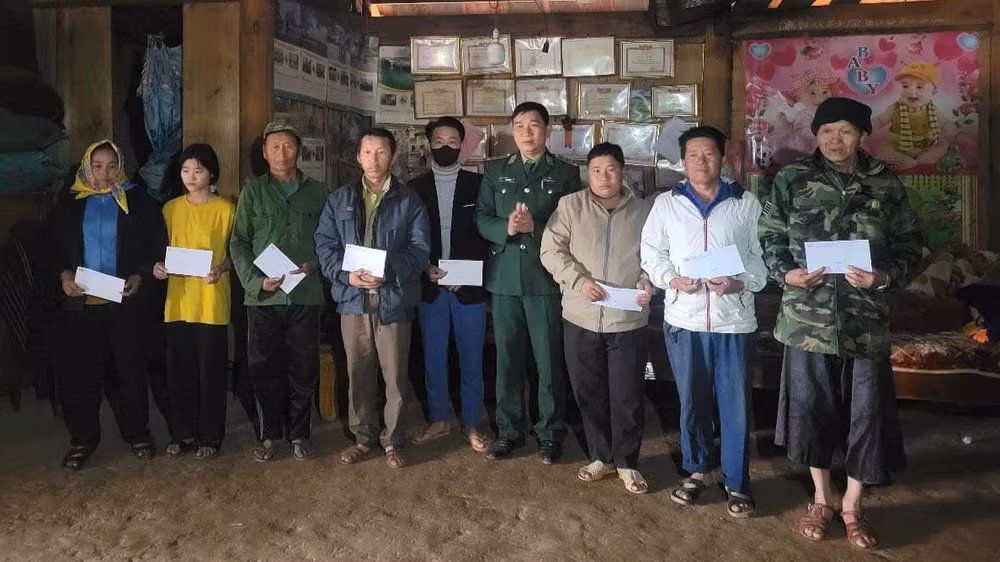 Đồn Biên phòng Tri Lễ thăm, tặng quà Tết cho hộ nghèo ở 4 bản người H’Mông, gồm: Mường Lống, Huồi Xái, Nậm Tột, Huồi Mới (xã Tri Lễ, huyện Quế Phong).