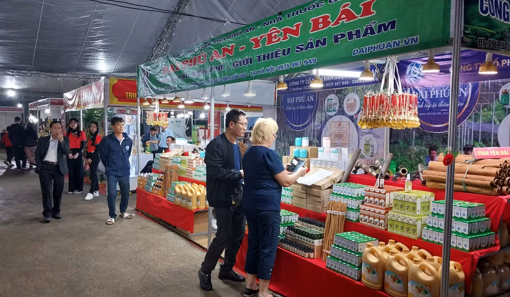 Hội chợ thu hút cả những khách hàng là người nước ngoài. Hội chợ thu hút cả những khách hàng là người nước ngoài.