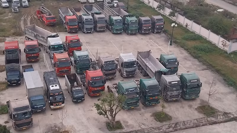 Cơ quan chức năng đang tạm giữ 30 xe ô-tô liên quan để điều tra. (Ảnh: Công an Nghệ An cung cấp).