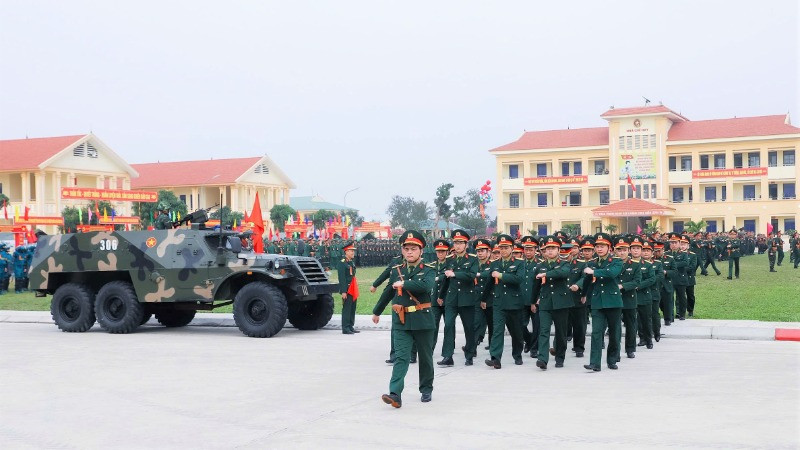 Lực lượng vũ trang tỉnh Nghệ An diễu binh tại buổi lễ. 