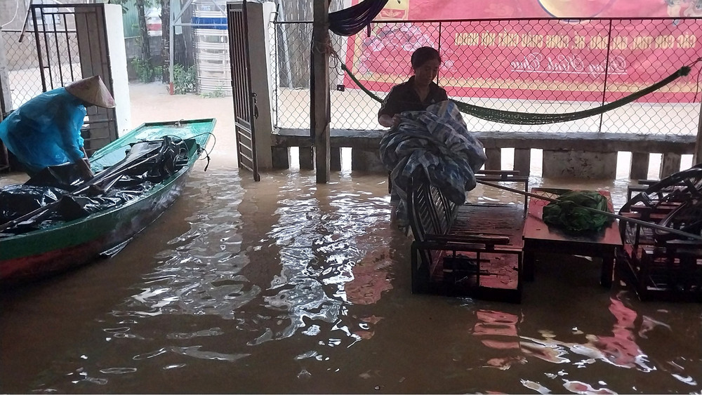 Nước sông Lam tràn vào nhà dân. (Ảnh chụp lúc 7 giờ 30 phút ngày 23/9)