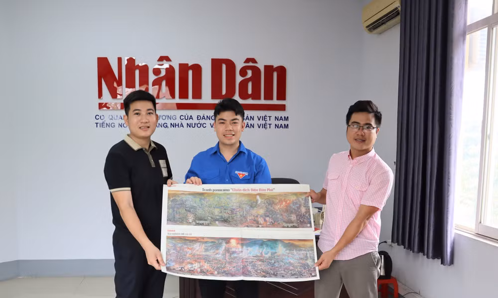 Trao tặng phụ san tranh panorama "Chiến dịch Điện Biên Phủ" tới Tỉnh đoàn Nghệ An.