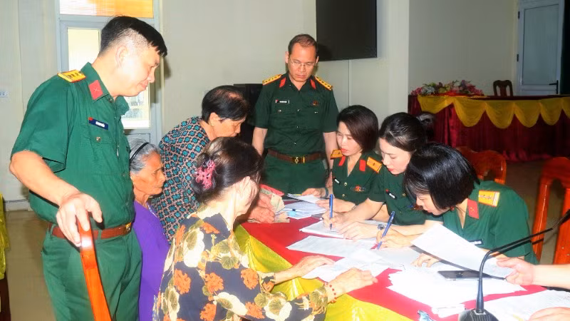 Thực hiện chi trả trợ cấp 1 lần theo Quyết định số 142, 49, 62 của Thủ tướng Chính phủ tại huyện Diễn Châu. (Ảnh: TRỌNG KIÊN).