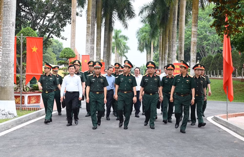 Đại tướng Phan Văn Giang và Đoàn công tác kiểm tra doanh trại Sư đoàn 324.
