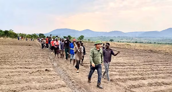 Từ "quê lúa" Thái Bình, anh Đông cùng đồng đội mang ấm no đến cho người dân Angola. Ảnh: NVCC
