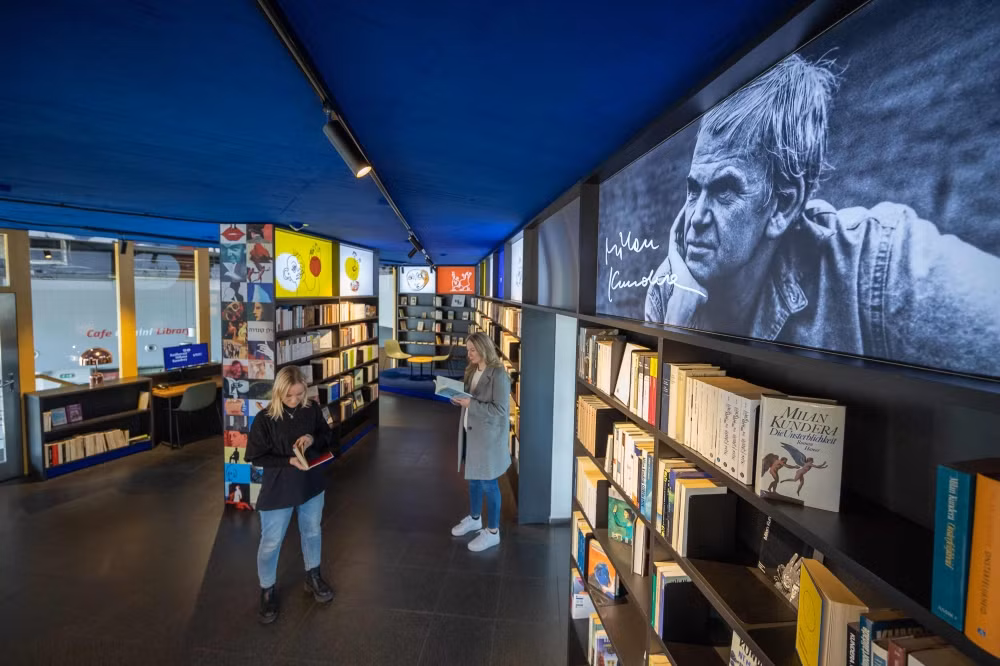 Milan Kundera để lại cho văn học thế giới những di sản đáng nhớ. Milan Kundera để lại cho văn học thế giới những di sản đáng nhớ.