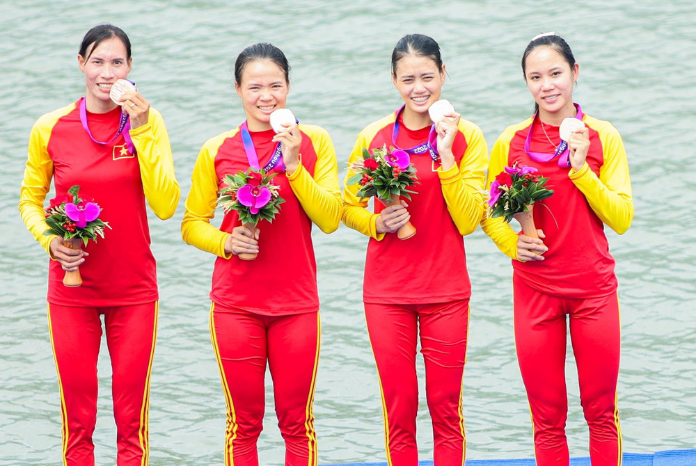 Phạm Thị Thảo (ngoài cùng, bên trái).