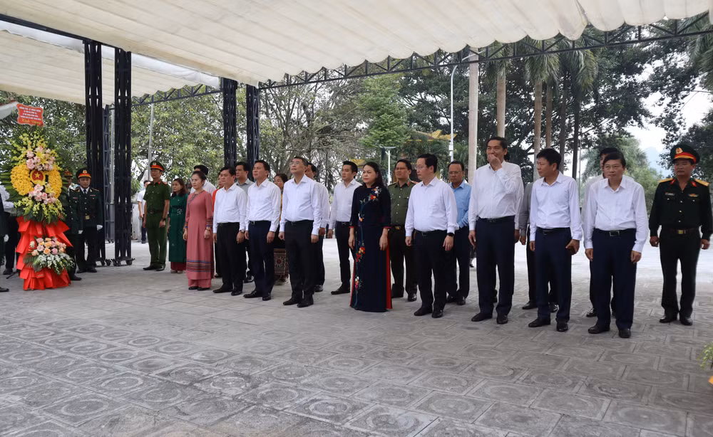 Đồng chí Lê Minh Hưng và đoàn công tác dâng hương tại Đài tưởng niệm liệt sĩ, Nghĩa trang Liệt sĩ Quốc tế Việt-Lào.