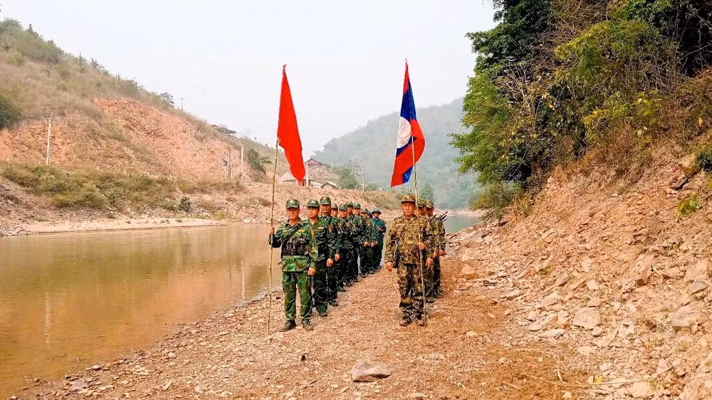 Đồn Biên phòng Cửa khẩu quốc tế Nậm Cắn và dân quân xã Tà Cạ (huyện Kỳ Sơn) cùng Đại đội Biên phòng 221, Bộ Chỉ huy Quân sự tỉnh Xiêng Khoảng tổ chức tuần tra song phương đoạn biên giới Việt Nam-Lào do hai đơn vị quản lý, bảo vệ. Đồn Biên phòng Cửa khẩu quốc tế Nậm Cắn và dân quân xã Tà Cạ (huyện Kỳ Sơn) cùng Đại đội Biên phòng 221, Bộ Chỉ huy Quân sự tỉnh Xiêng Khoảng tổ chức tuần tra song phương đoạn biên giới Việt Nam-Lào do hai đơn vị quản lý, bảo vệ.