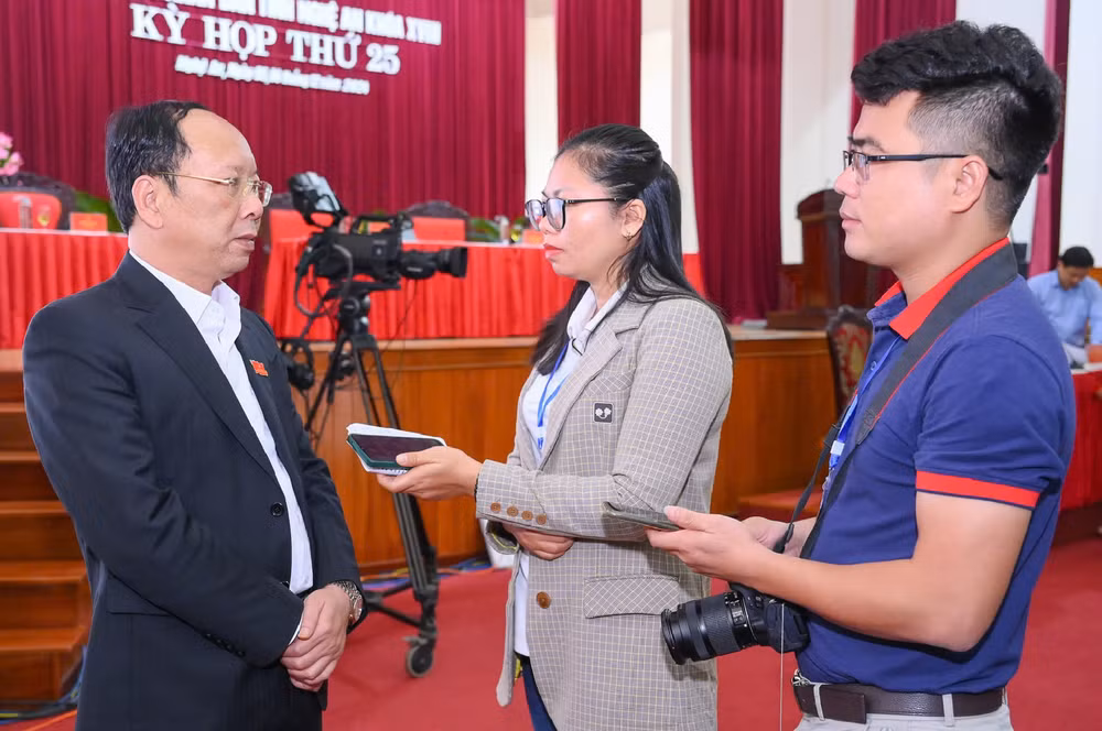 Ông Bùi Thanh An, Phó Chủ tịch Ủy ban nhân dân tỉnh Nghệ An trao đổi thông tin với phóng viên bên lề hội nghị.