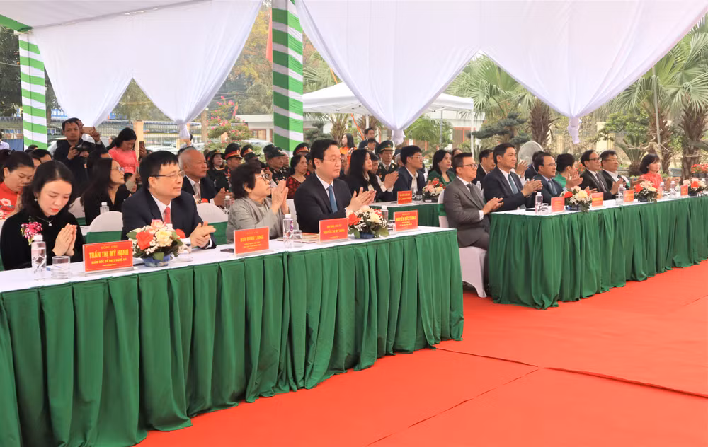 Các đại biểu tham dự triển lãm.