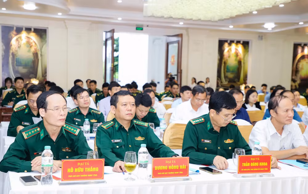 Các đồng chí trong Ban Thường vụ Đảng ủy Bộ đội Biên phòng tỉnh Nghệ An tham dự hội nghị.