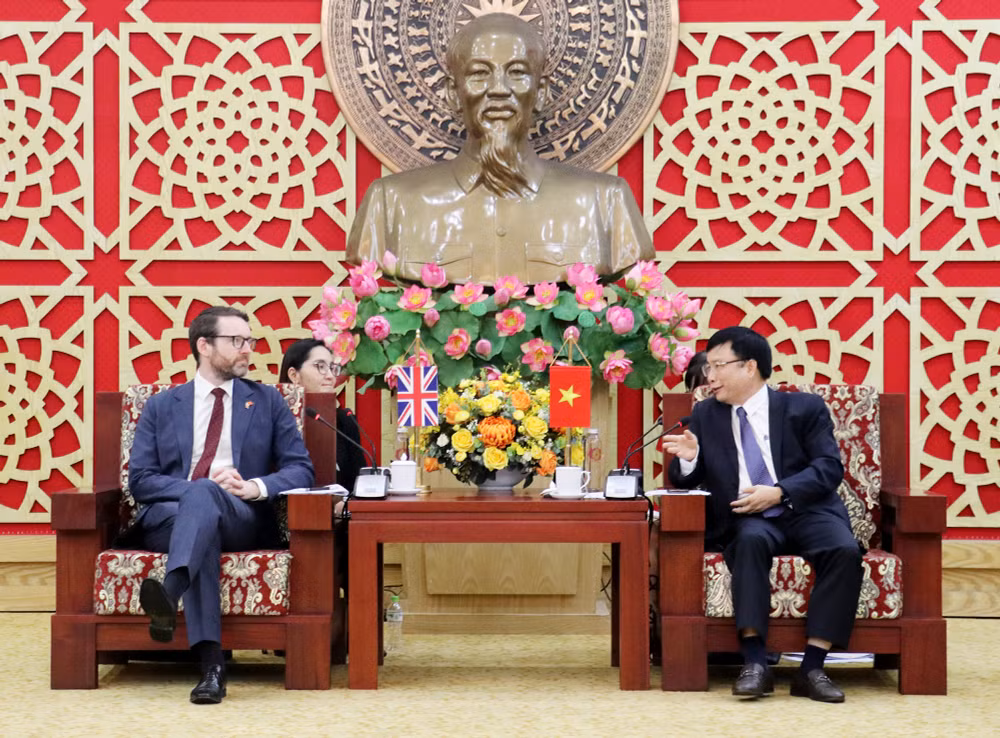 Phó Chủ tịch Ủy ban nhân dân tỉnh Nghệ An Bùi Đình Long và ngài Đại sứ đặc mệnh toàn quyền Vương quốc Anh tại Việt Nam trao đổi thông tin.