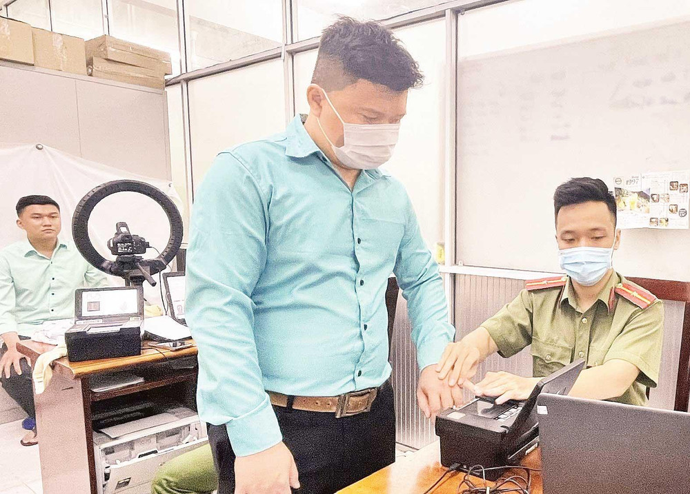 Người dân quận Tân Phú có thể tra cứu ngày hẹn đến làm căn cước công dân và tiến độ trả kết quả qua tài khoản Zalo của Công an quận.
