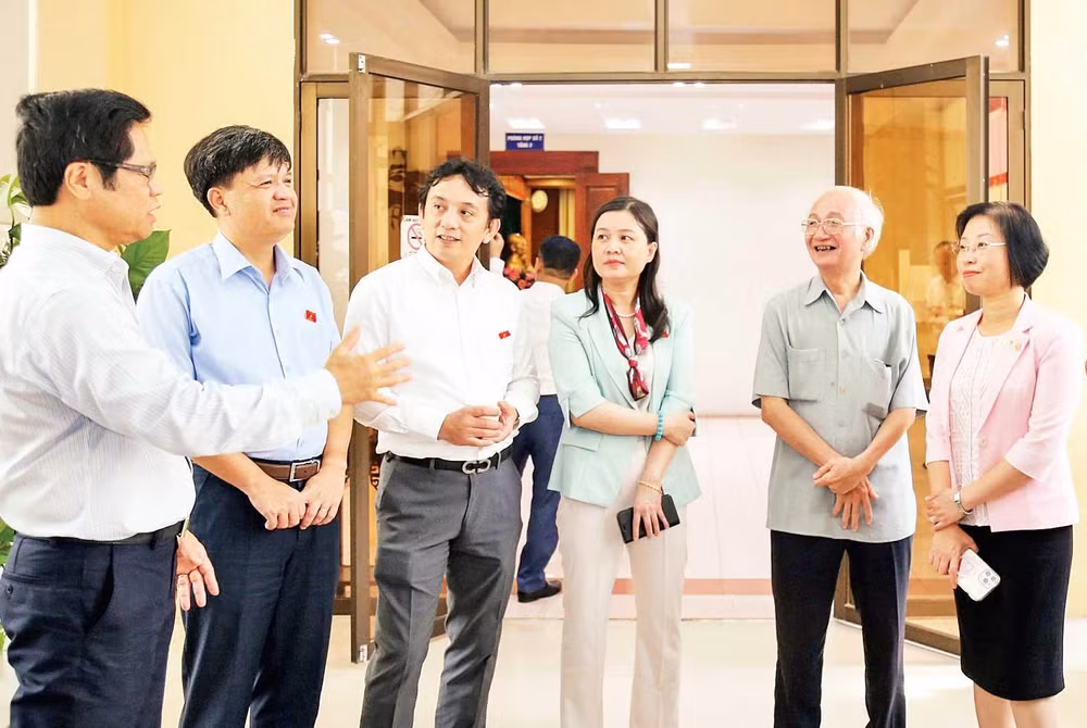 Đoàn đại biểu Quốc hội thành phố Hà Nội tiếp xúc cử tri về chuyên đề thực hiện chính sách pháp luật về đất đai. (Ảnh PHI LONG)