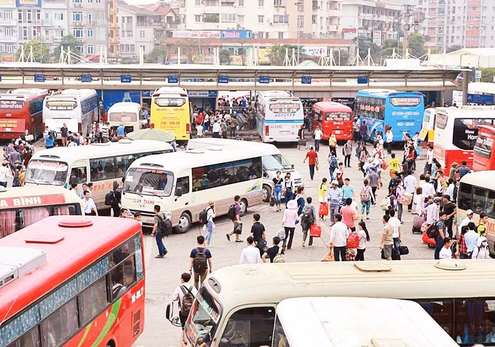 Tại một số bến xe ở Hà Nội, giá vé các nhà xe niêm yết gần như vẫn giữ nguyên như tại thời điểm trước đây hơn một tháng, khi giá xăng, dầu chưa giảm. (Ảnh ĐĂNG DUY)