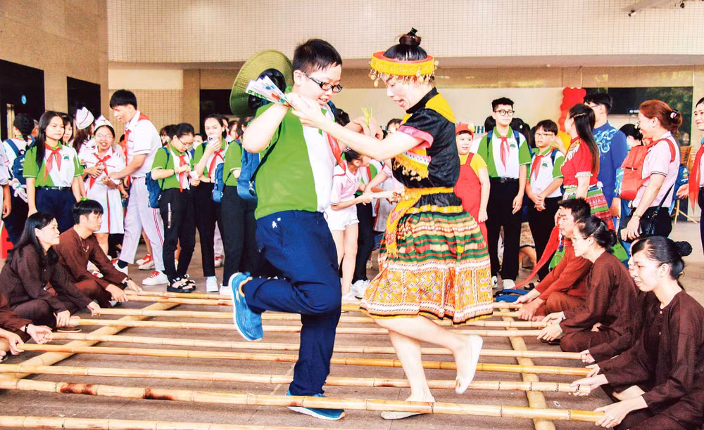 Thiếu nhi ba nước Việt Nam-Lào-Campuchia giao lưu nhảy sạp.