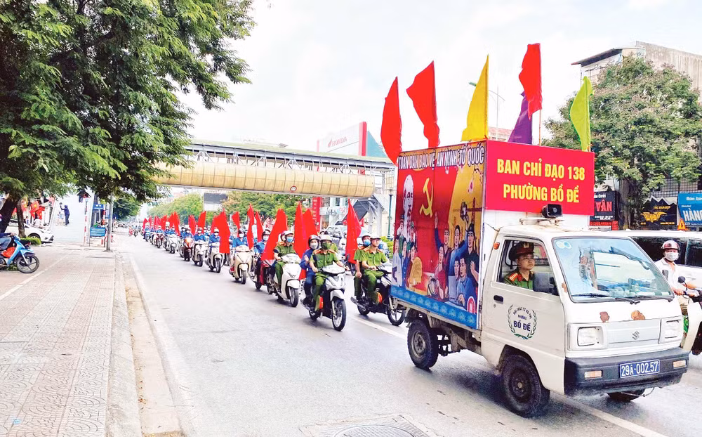 Các lực lượng tham gia tuyên truyền trong ngày hội Toàn dân bảo vệ an ninh Tổ quốc. (Ảnh MINH TUẤN)