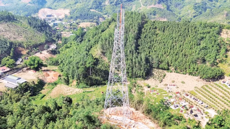 Vượt qua khó khăn, những cột điện đầu tiên của Dự án đườngdây 500 kV Lào Cai-Vĩnh Yên dần hoàn thiện