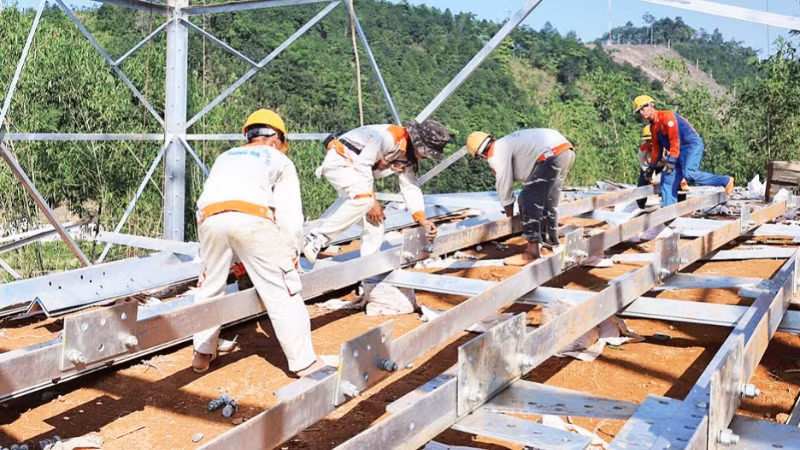 Các cán bộ, kỹ sư, công nhân trên công trường với quyết tâm cao nhất để hoàn thành dự án